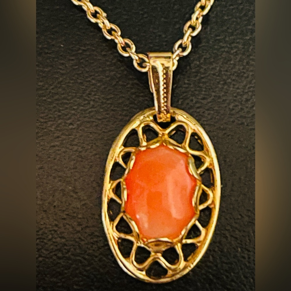 🔴Bundle of Two Gold Tone Necklaces - Picture 2 of 10